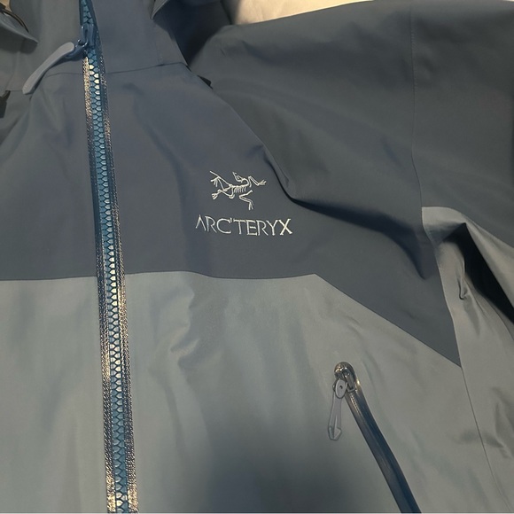 Arc'teryx Men's Beta AR Jacket in Stone Wash/Dark Stone Wash - Picture 8 of 10